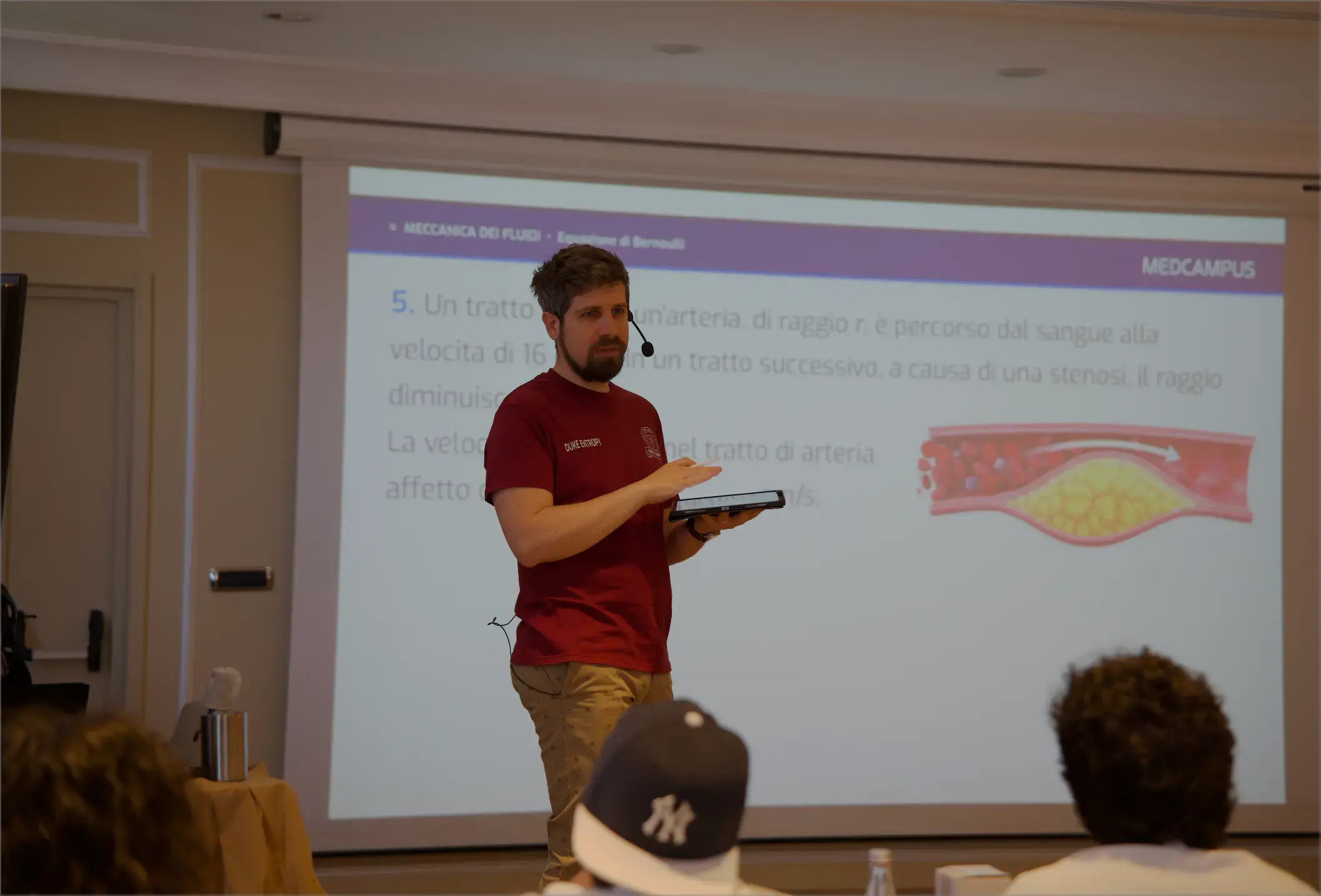 Docente MedCampus che spiega durante un evento dal vivo